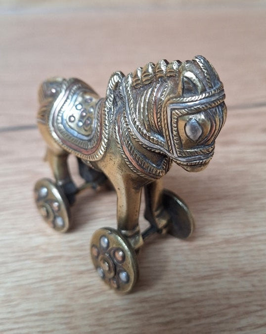 Figurine Vintage d'un cheval de mariage indien sur roues en laiton massif moulé, Jouet Ancien, Objet de Collection. Inde
