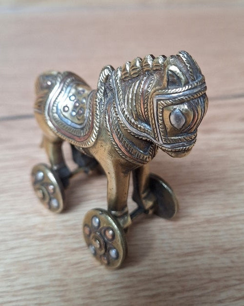 Figurine Vintage d'un cheval de mariage indien sur roues en laiton massif moulé, Jouet Ancien, Objet de Collection. Inde
