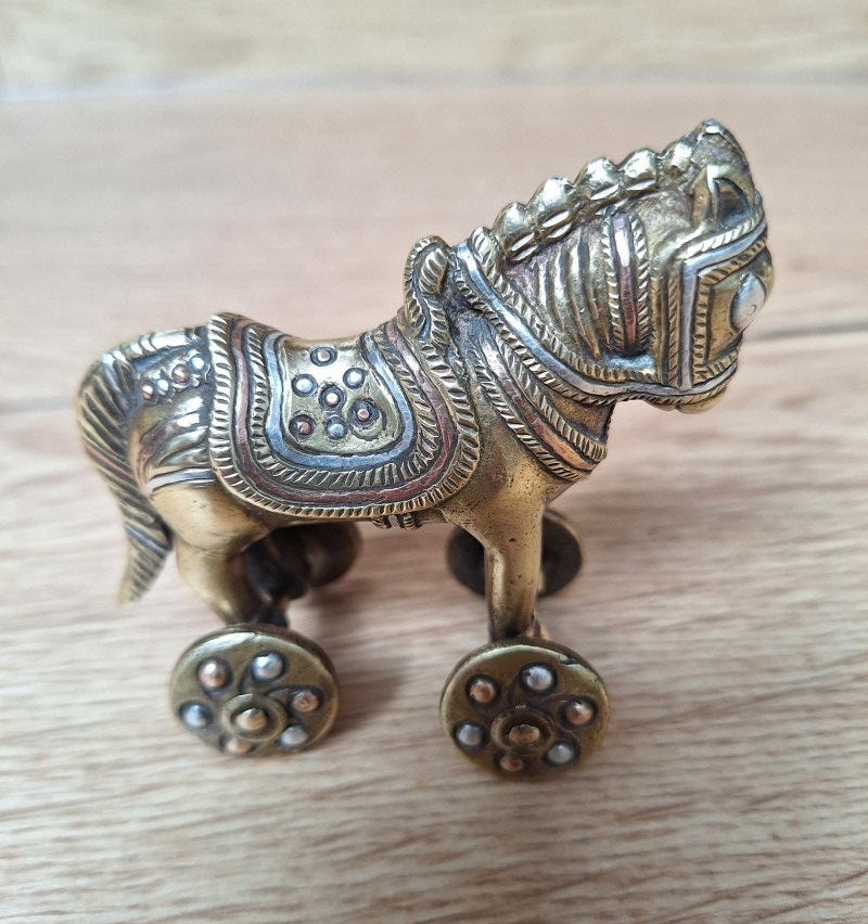 Figurine Vintage d'un cheval de mariage indien sur roues en laiton massif moulé, Jouet Ancien, Objet de Collection. Inde