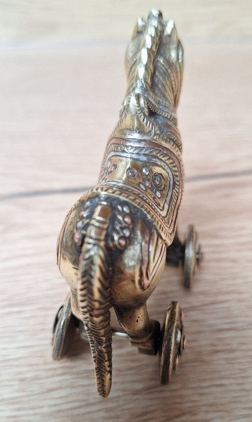 Figurine Vintage d'un cheval de mariage indien sur roues en laiton massif moulé, Jouet Ancien, Objet de Collection. Inde