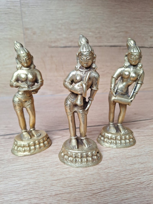 Ensemble de trois statuettes apsara en laiton – Musiciennes célestes. Art Khmer, Cambodge