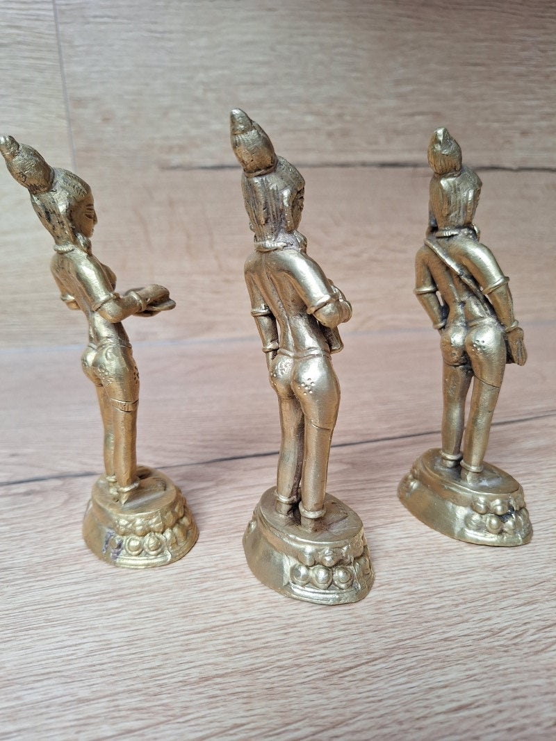 Ensemble de trois statuettes apsara en laiton – Musiciennes célestes. Art Khmer, Cambodge