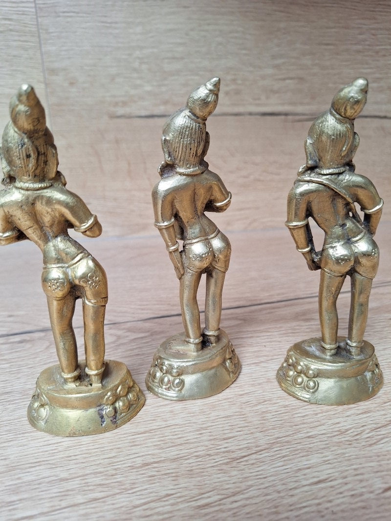Ensemble de trois statuettes apsara en laiton – Musiciennes célestes. Art Khmer, Cambodge