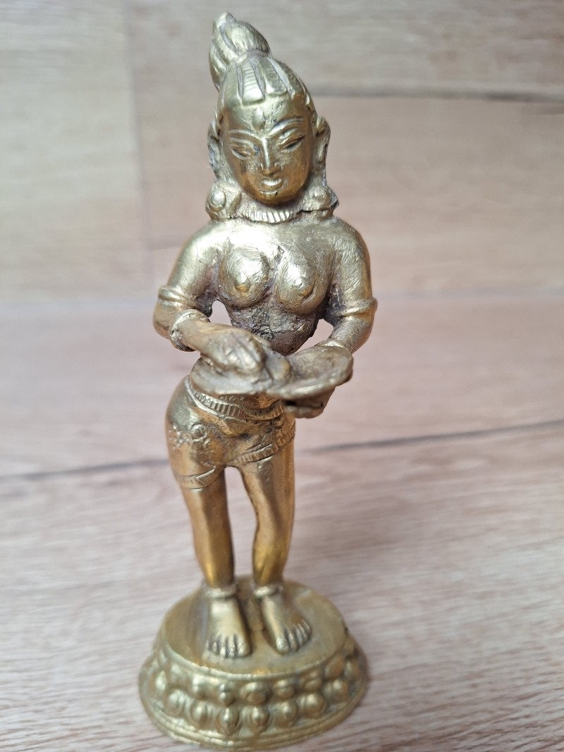 Ensemble de trois statuettes apsara en laiton – Musiciennes célestes. Art Khmer, Cambodge