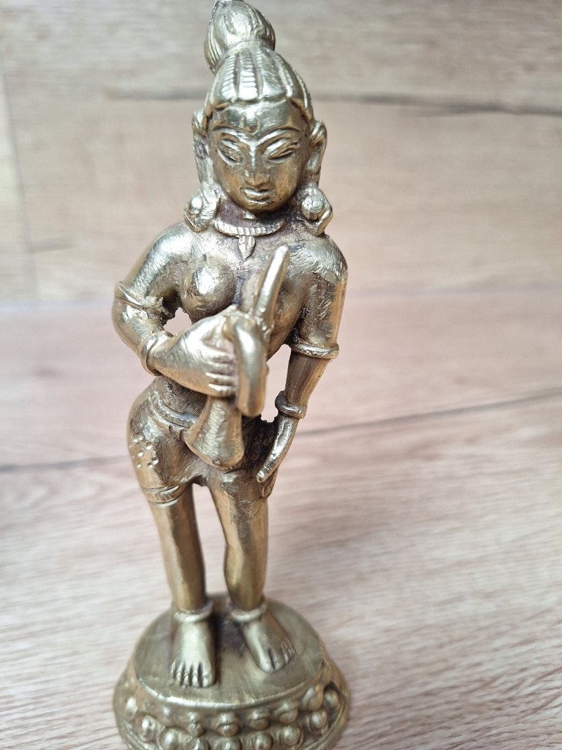 Ensemble de trois statuettes apsara en laiton – Musiciennes célestes. Art Khmer, Cambodge