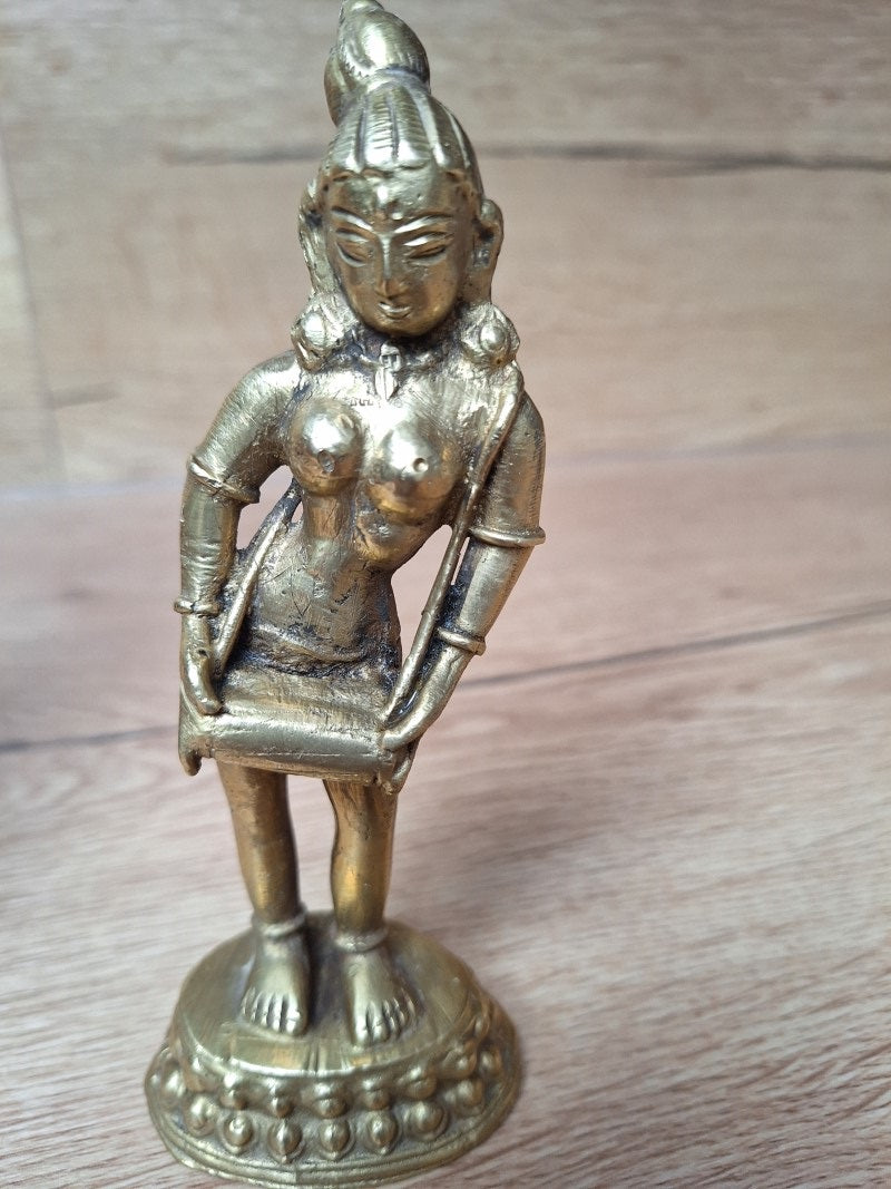 Ensemble de trois statuettes apsara en laiton – Musiciennes célestes. Art Khmer, Cambodge