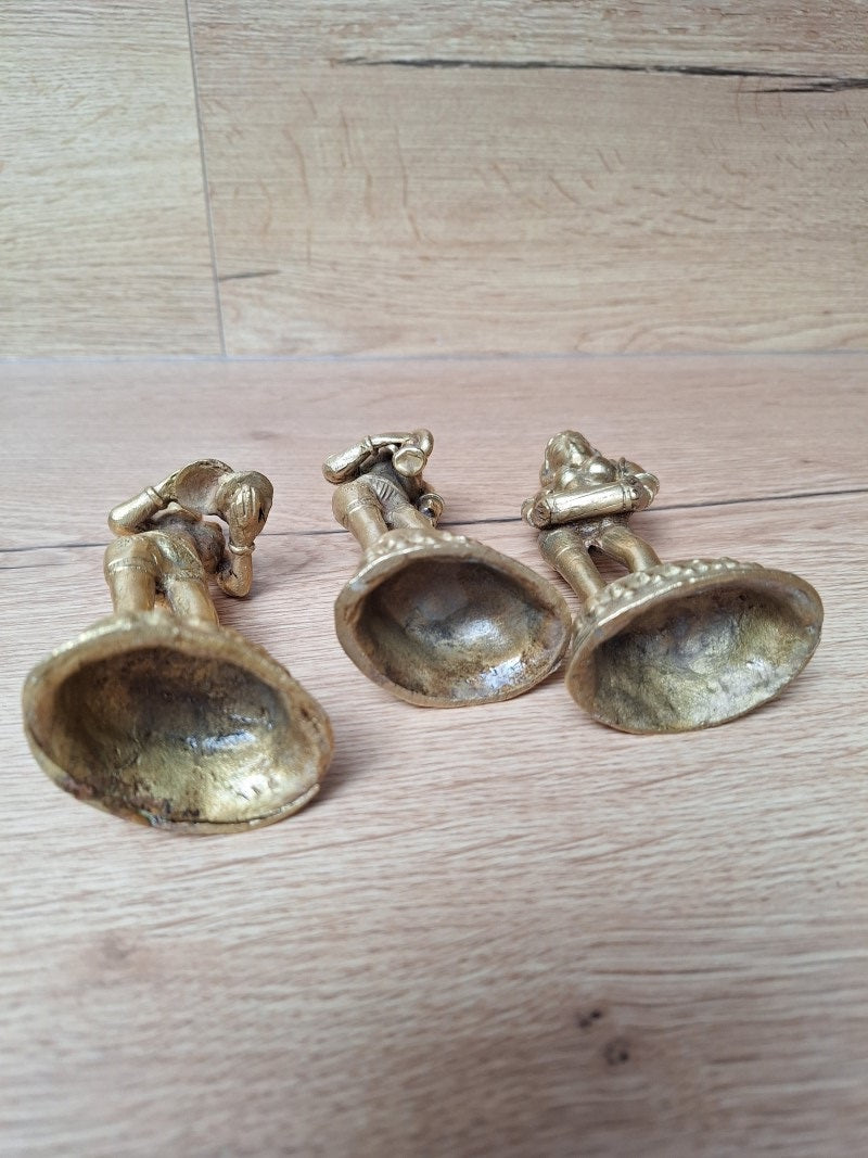 Ensemble de trois statuettes apsara en laiton – Musiciennes célestes. Art Khmer, Cambodge