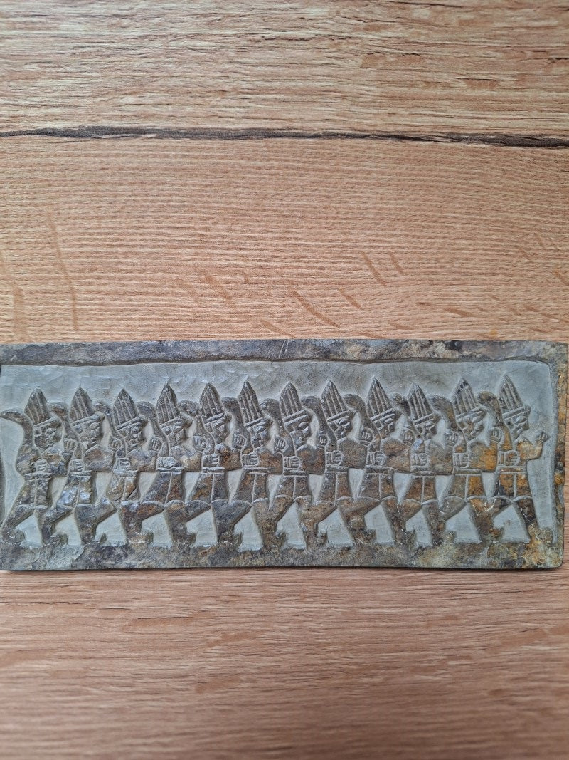 Bas-relief assyrien en pierre – Procession de soldats – Art mésopotamien – 20 cm