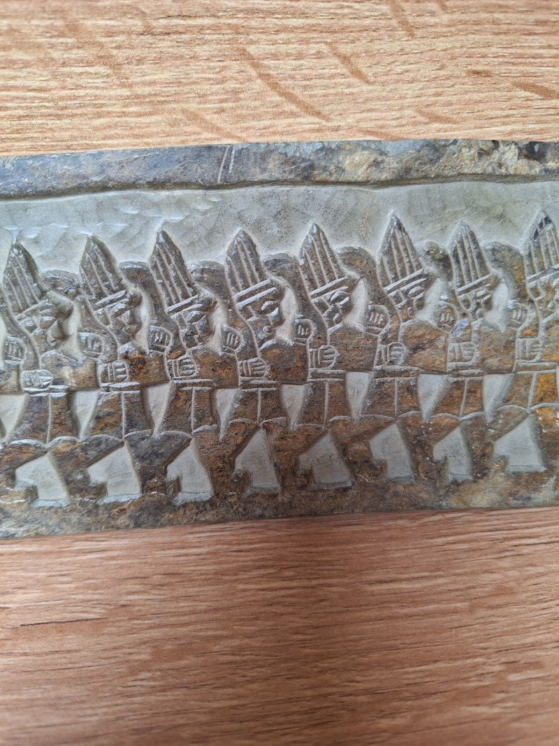 Bas-relief assyrien en pierre – Procession de soldats – Art mésopotamien – 20 cm