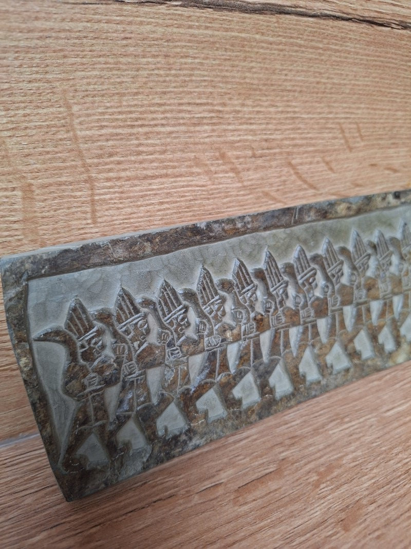 Bas-relief assyrien en pierre – Procession de soldats – Art mésopotamien – 20 cm