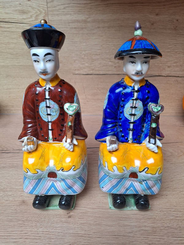 Dignitaires Chinois en porcelaine émaillée polychrome, paire de Mandarins, Asie