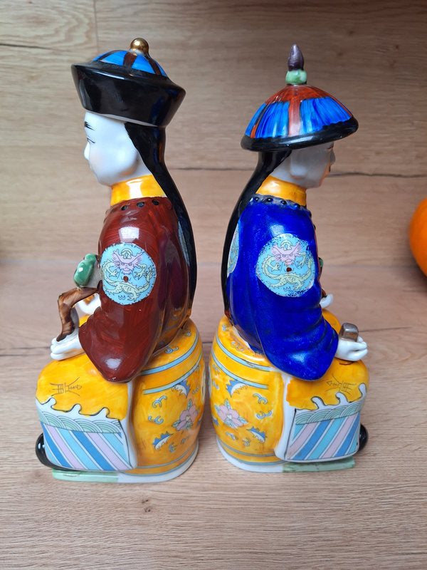 Dignitaires Chinois en porcelaine émaillée polychrome, paire de Mandarins, Asie