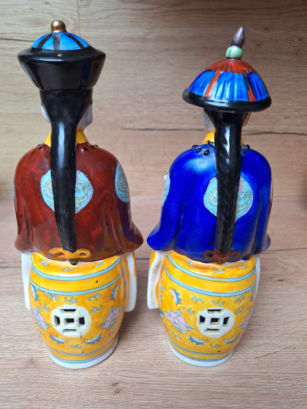 Dignitaires Chinois en porcelaine émaillée polychrome, paire de Mandarins, Asie