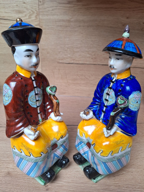 Dignitaires Chinois en porcelaine émaillée polychrome, paire de Mandarins, Asie