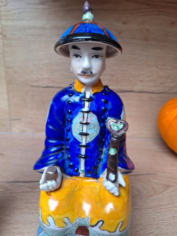 Dignitaires Chinois en porcelaine émaillée polychrome, paire de Mandarins, Asie