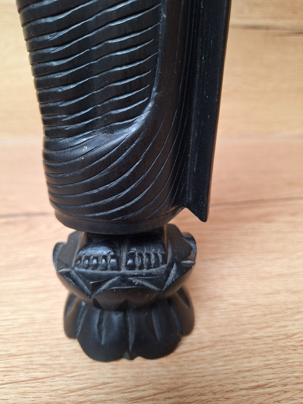 Statue Bouddha debout vintage en bois sculpté – Abhaya Mudra, Asie.