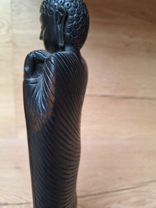 Statue Bouddha debout vintage en bois sculpté – Abhaya Mudra, Asie.