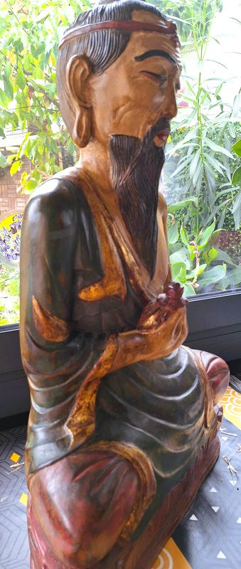 Grande statue en bois massif – Sage asiatique méditant – sculpture artisanale ancienne – 61 cm
