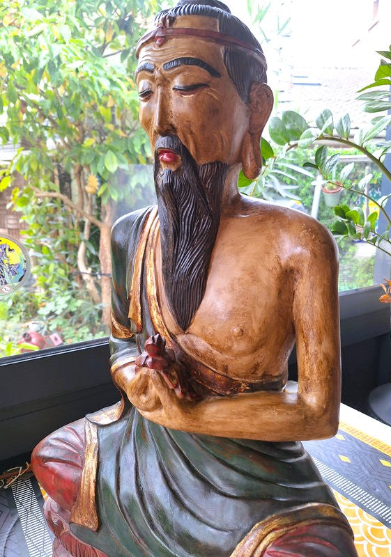 Grande statue en bois massif – Sage asiatique méditant – sculpture artisanale ancienne – 61 cm