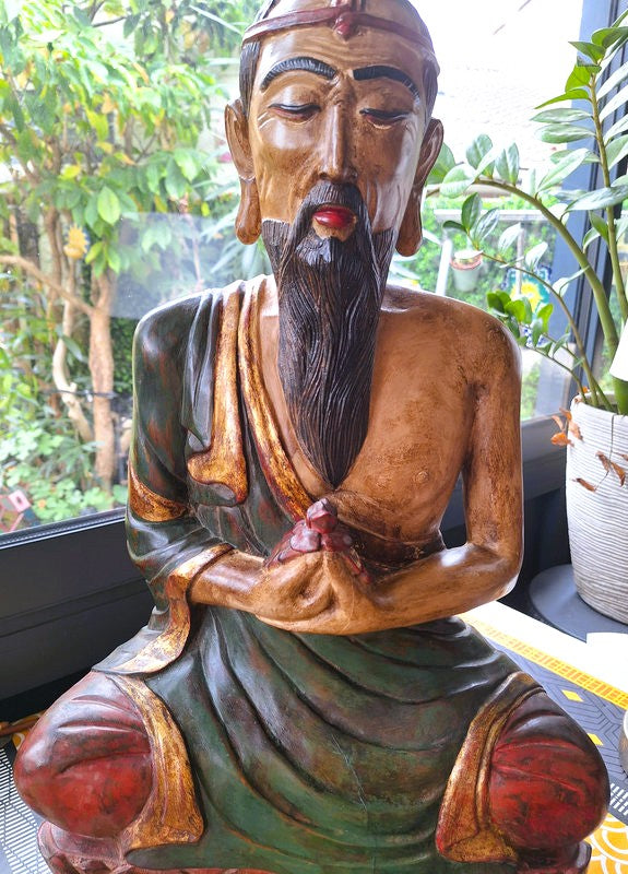 Grande statue en bois massif – Sage asiatique méditant – sculpture artisanale ancienne – 61 cm