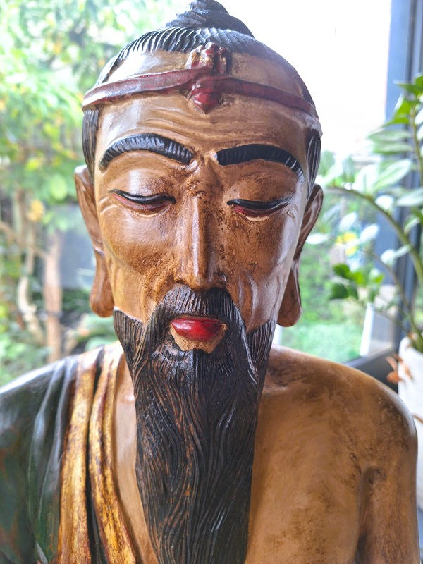 Grande statue en bois massif – Sage asiatique méditant – sculpture artisanale ancienne – 61 cm