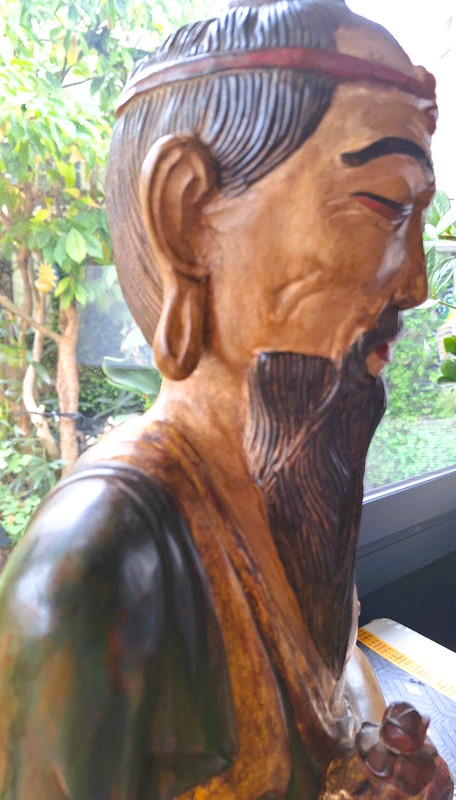 Grande statue en bois massif – Sage asiatique méditant – sculpture artisanale ancienne – 61 cm