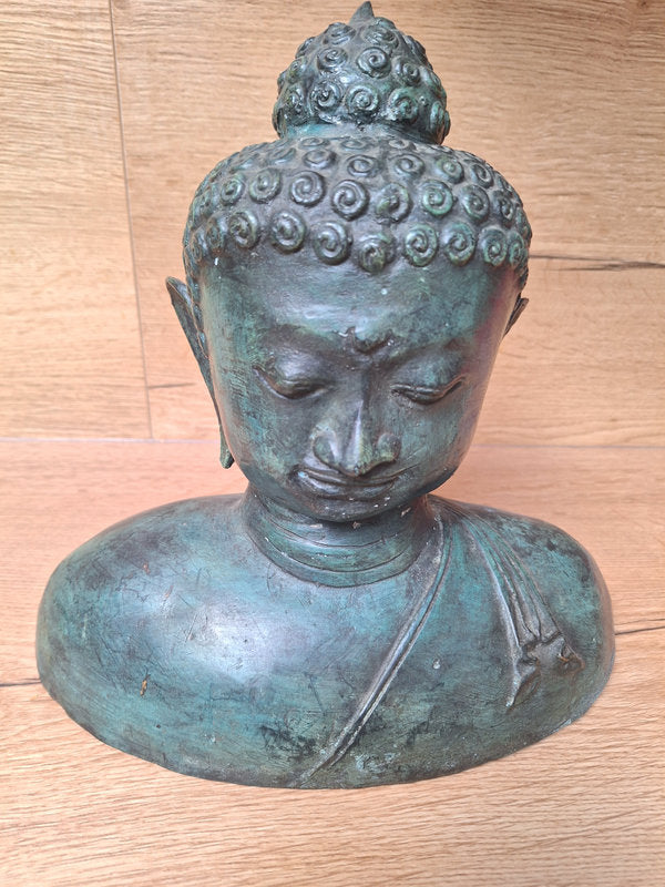 Buste de Bouddha thaïlandais en bronze – Patine verte ancienne - Art Asiatique du XXe Siècle - 28cm.