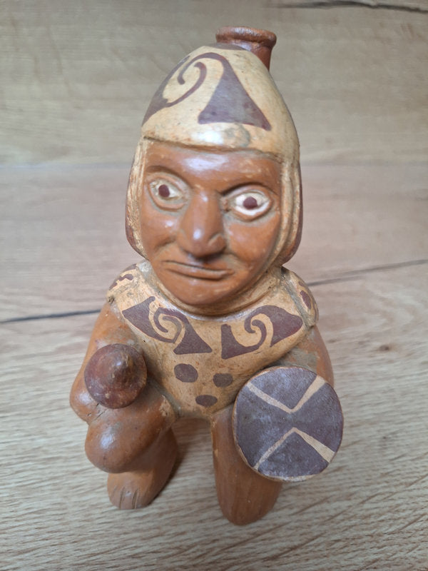 Guerrier Moche en terre cuite – Vase-étrier précolombien du Pérou