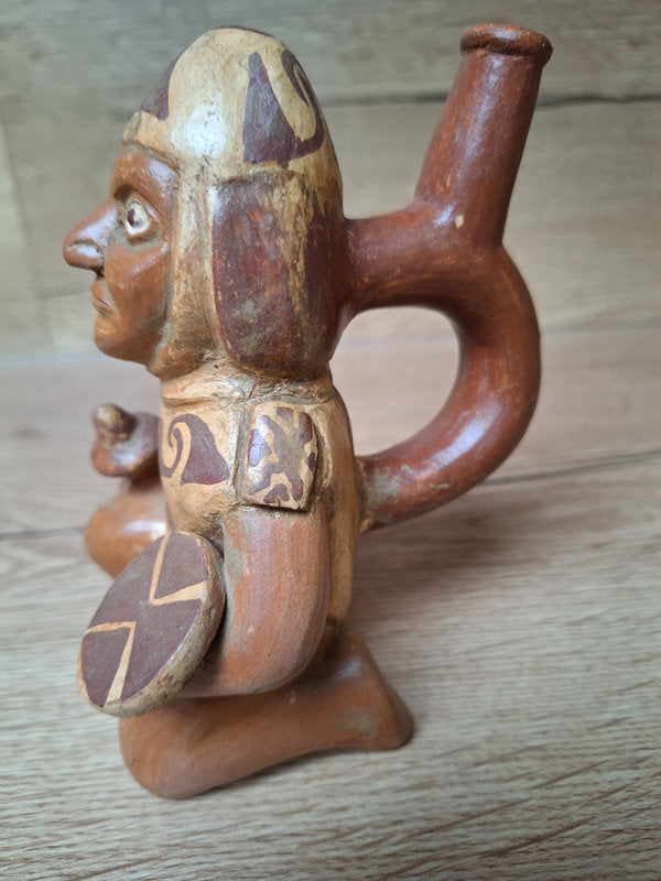 Guerrier Moche en terre cuite – Vase-étrier précolombien du Pérou