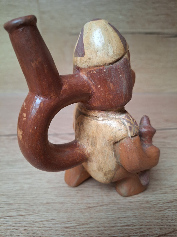 Guerrier Moche en terre cuite – Vase-étrier précolombien du Pérou
