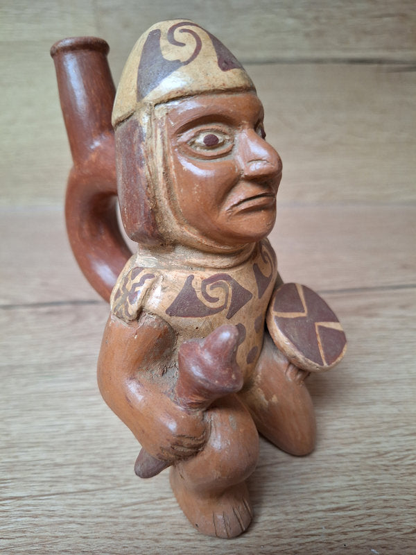 Guerrier Moche en terre cuite – Vase-étrier précolombien du Pérou