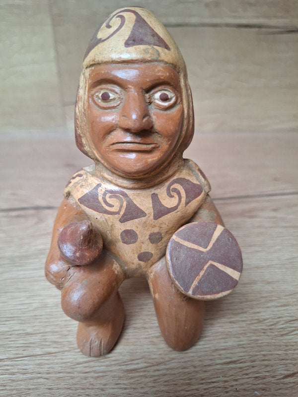 Guerrier Moche en terre cuite – Vase-étrier précolombien du Pérou