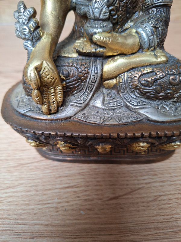 Ratnasambhava – Bouddha des Cinq Dhyani – Statue tibétaine en bronze/laiton – 17,5 cm