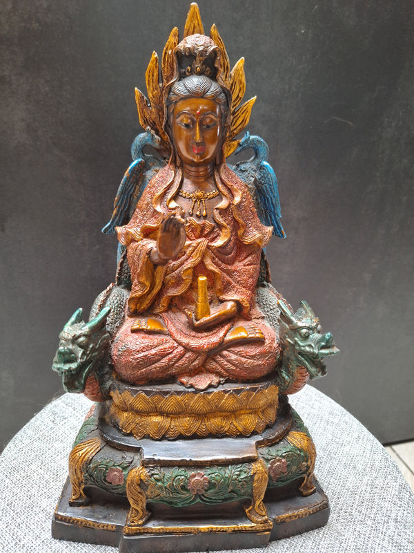 Grande statue ancienne en bronze peint – Bodhisattva bouddhiste sur trône de dragons, Chine, objet d’art 30 cm