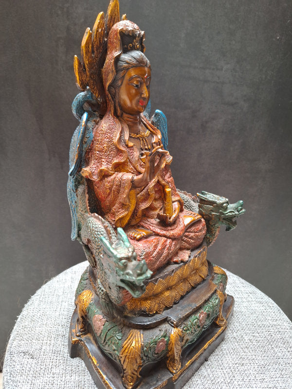 Grande statue ancienne en bronze peint – Bodhisattva bouddhiste sur trône de dragons, Chine, objet d’art 30 cm