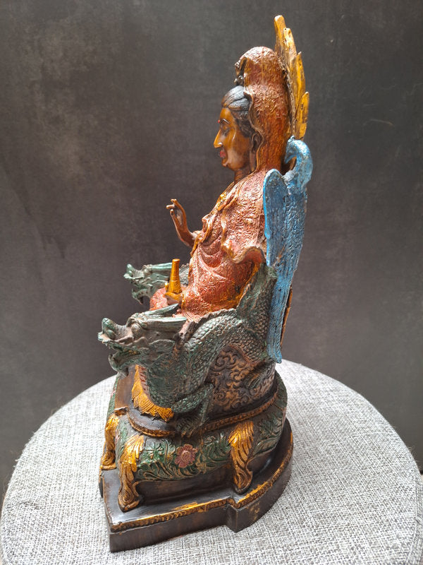 Grande statue ancienne en bronze peint – Bodhisattva bouddhiste sur trône de dragons, Chine, objet d’art 30 cm