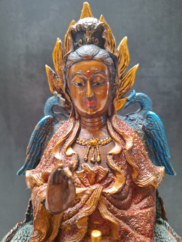 Grande statue ancienne en bronze peint – Bodhisattva bouddhiste sur trône de dragons, Chine, objet d’art 30 cm