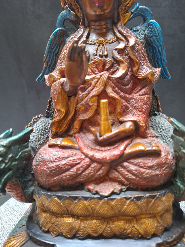 Grande statue ancienne en bronze peint – Bodhisattva bouddhiste sur trône de dragons, Chine, objet d’art 30 cm