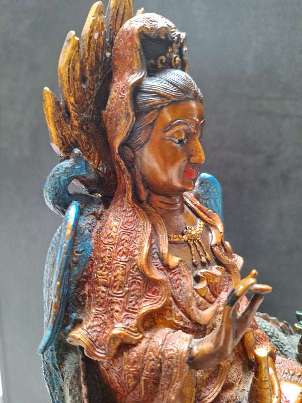 Grande statue ancienne en bronze peint – Bodhisattva bouddhiste sur trône de dragons, Chine, objet d’art 30 cm