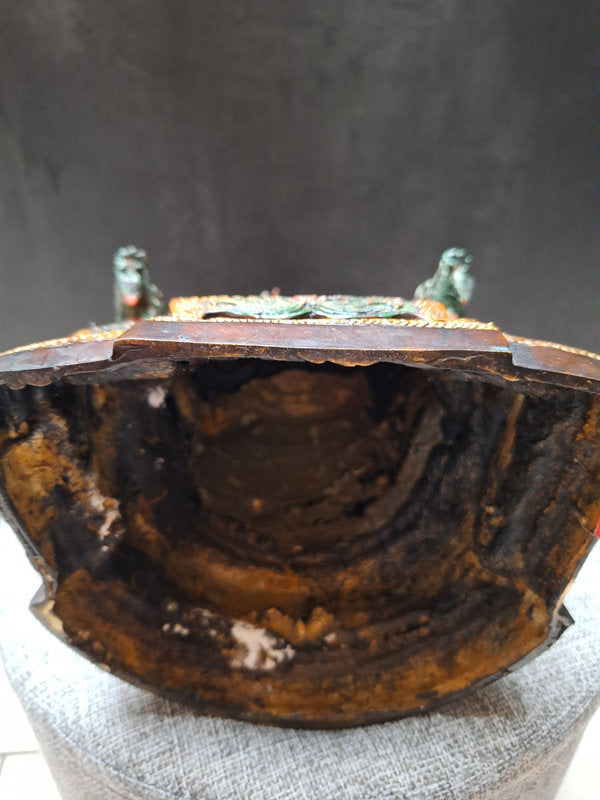 Grande statue ancienne en bronze peint – Bodhisattva bouddhiste sur trône de dragons, Chine, objet d’art 30 cm