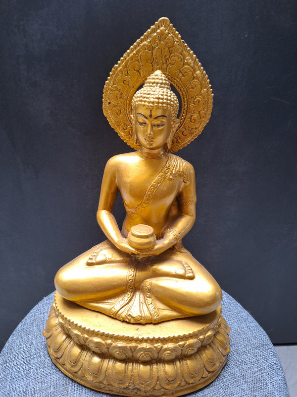 Grande statue en bronze doré du Bouddha méditant avec bol à aumônes, style thaï Rattanakosin, art bouddhiste