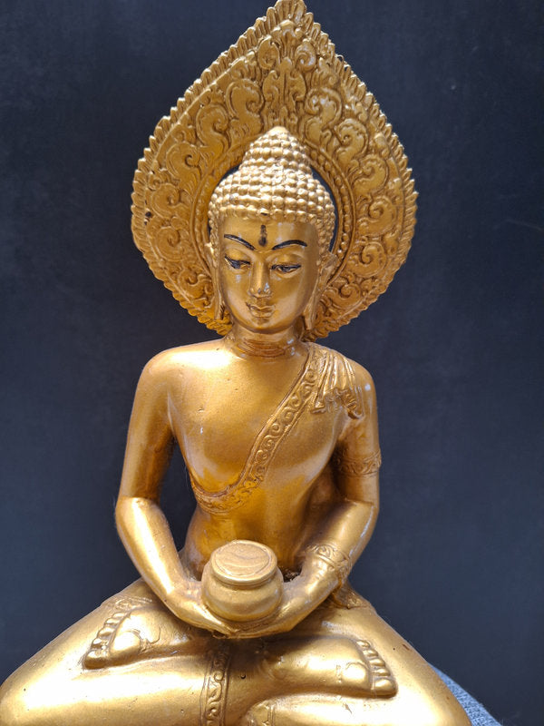 Grande statue en bronze doré du Bouddha méditant avec bol à aumônes, style thaï Rattanakosin, art bouddhiste