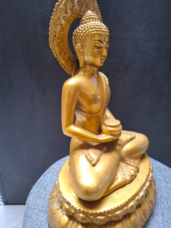 Grande statue en bronze doré du Bouddha méditant avec bol à aumônes, style thaï Rattanakosin, art bouddhiste