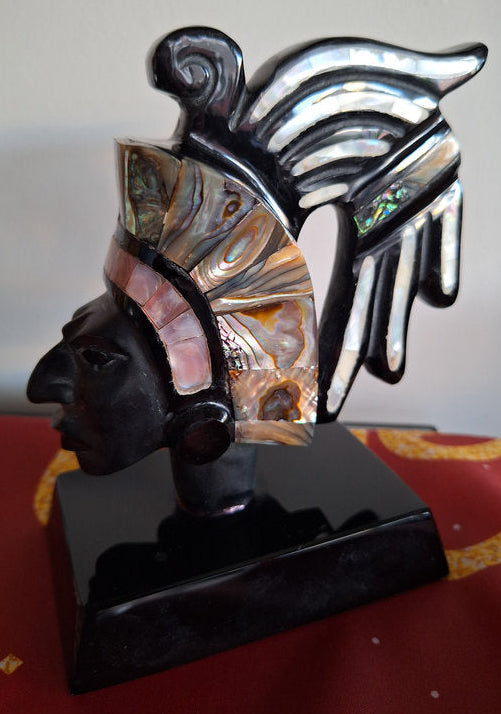 Guerrier aztèque en obsidienne et nacre – Sculpture mexicaine vintage 15 cm