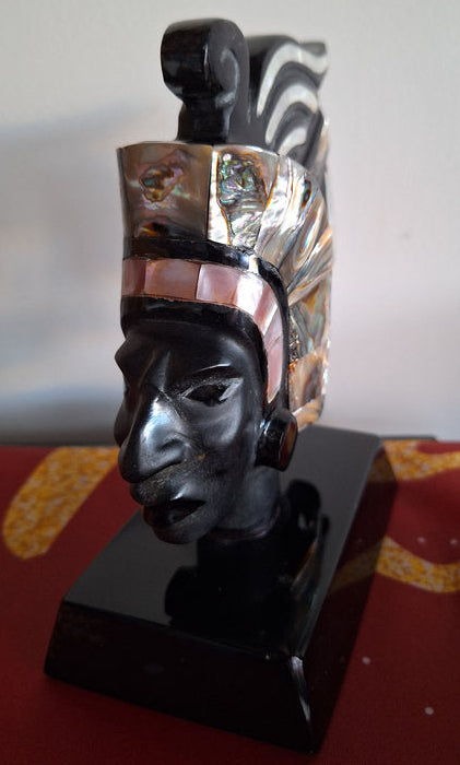 Guerrier aztèque en obsidienne et nacre – Sculpture mexicaine vintage 15 cm