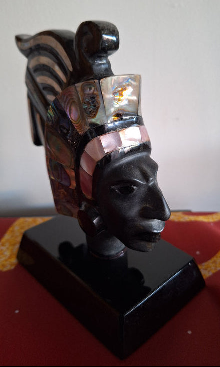Guerrier aztèque en obsidienne et nacre – Sculpture mexicaine vintage 15 cm