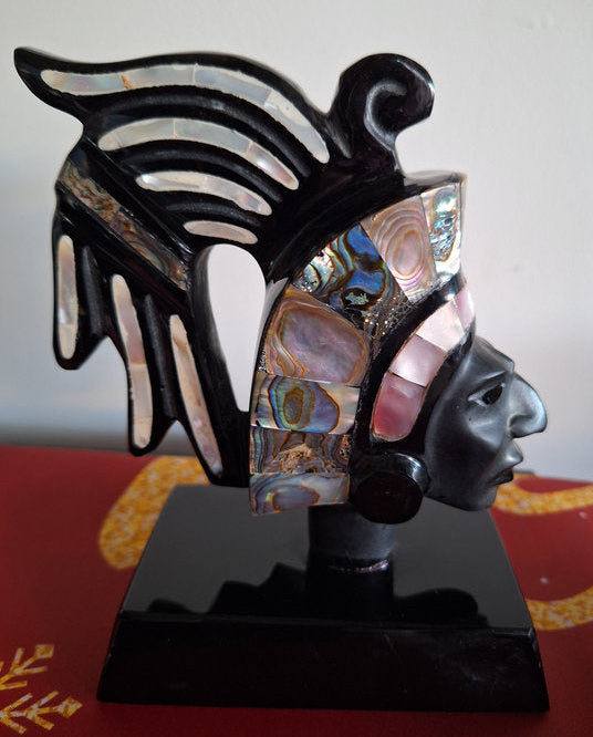 Guerrier aztèque en obsidienne et nacre – Sculpture mexicaine vintage 15 cm