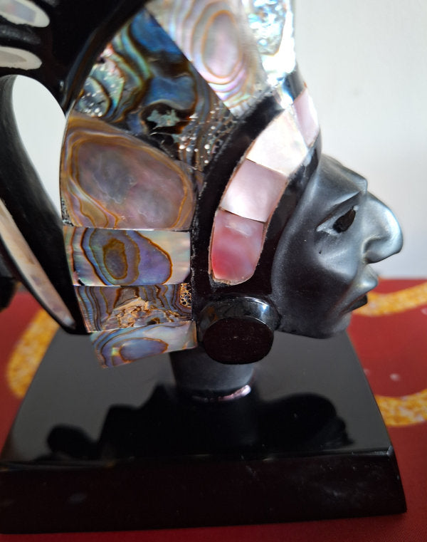 Guerrier aztèque en obsidienne et nacre – Sculpture mexicaine vintage 15 cm