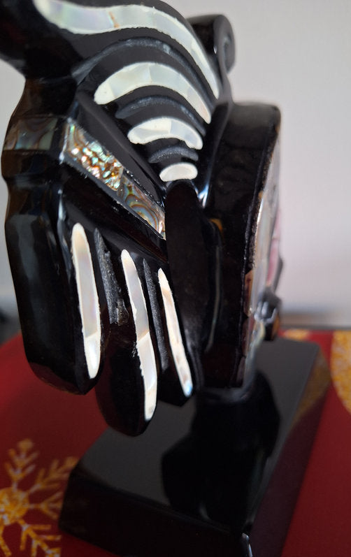 Guerrier aztèque en obsidienne et nacre – Sculpture mexicaine vintage 15 cm