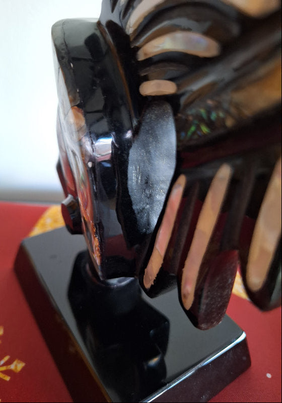 Guerrier aztèque en obsidienne et nacre – Sculpture mexicaine vintage 15 cm